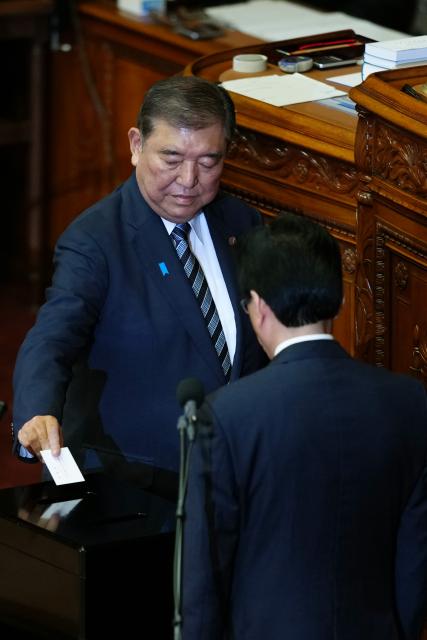 (251021) -- TOKYO, Oct. 21, 2025 (Xinhua) -- Shigeru Ishiba votes during the extraordinary session of the House of Representatives in Tokyo, Japan, Oct. 21, 2025.
  Sanae Takaichi, leader of Japan's ruling Liberal Democratic Party (LDP), was officially elected the country's prime minister on Tuesday after winning in both houses of parliament, becoming the country's first female leader. (Xinhua/Jia Haocheng)