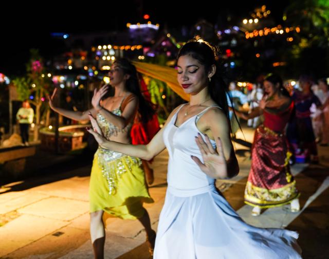 (251021) -- HEPU, Oct. 21, 2025 (Xinhua) -- Actresses perform at a scenic area in Hepu County of Beihai City, south China's Guangxi Zhuang Autonomous Region, Oct. 20, 2025.
  As one of the starting ports of the historic Maritime Silk Road in ancient China's Han Dynasty (202 B.C.-220 A.D.), Hepu County in Guangxi has vigorously developed relevant cultural tourism. (Xinhua/Zhou Jiayi)