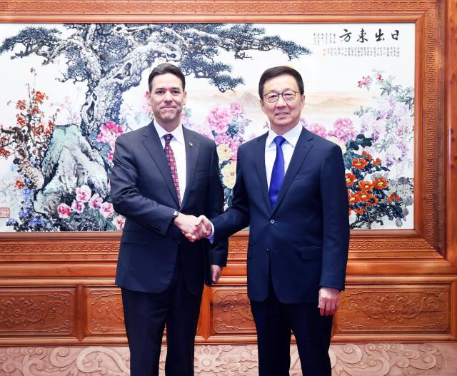 (251021) -- BEIJING, Oct. 21, 2025 (Xinhua) -- Chinese Vice President Han Zheng meets with Rob Wagner, president of the United States' Oregon State Senate, in Beijing, capital of China, Oct. 21, 2025. (Xinhua/Liu Weibing)
