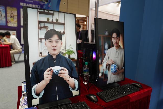 (251021) -- NANCHANG, Oct. 21, 2025 (Xinhua) -- An AI-powered porcelain selling system is displayed during the 2025 China Jingdezhen International Ceramic Expo in Jingdezhen, east China's Jiangxi Province, Oct. 18, 2025. (Xinhua/Zhou Mi)