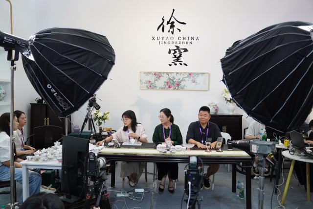 (251021) -- NANCHANG, Oct. 21, 2025 (Xinhua) -- Exhibitors promote ceramic products via livestreaming during the 2025 China Jingdezhen International Ceramic Expo in Jingdezhen, east China's Jiangxi Province, Oct. 18, 2025. (Xinhua/Zhou Mi)