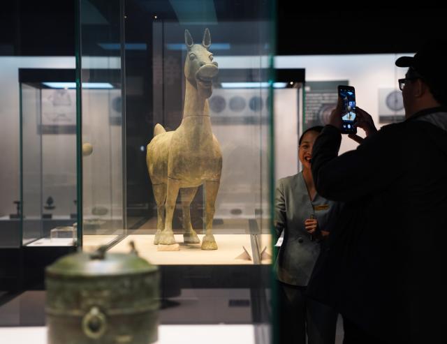 (251021) -- HEPU, Oct. 21, 2025 (Xinhua) -- Tourists visit the Han-cultural Museum in Hepu County, south China's Guangxi Zhuang Autonomous Region, Oct. 21, 2025. The Han-cultural Museum of Hepu County, established in 1978, focuses on the historical and cultural display of the Maritime Silk Road during the Han Dynasty (202 B.C.-220 A.D.). The museum covers an area of 13,300 square meters, and houses a total of 5,208 pieces and sets of cultural relics. (Xinhua/Zhou Jiayi)