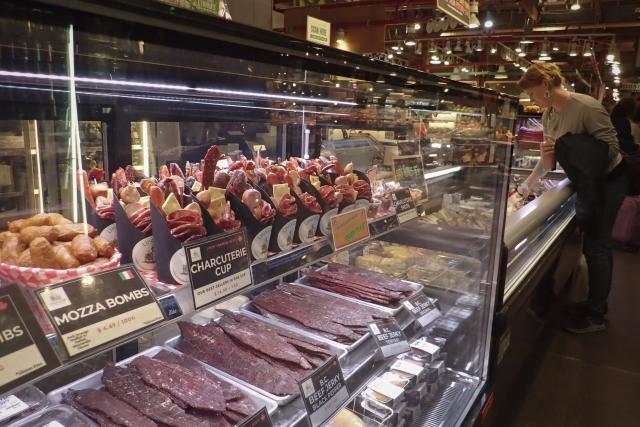 (251021) -- VANCOUVER, Oct. 21, 2025 (Xinhua) -- A customer shops for food at a public market in Vancouver, Canada, Oct. 21, 2025. Canada's Consumer Price Index (CPI) rose 2.4 percent year over year in September, up from a 1.9 percent increase in August, Statistics Canada said Tuesday. (Photo by Liang Sen/Xinhua)
