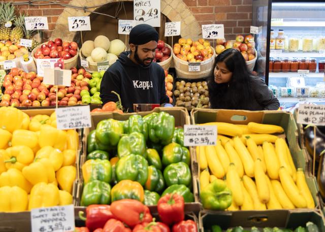(251021) -- TORONTO, Oct. 21, 2025 (Xinhua) -- Customers shop at a market in Toronto, Canada, Oct. 21, 2025. Canada's Consumer Price Index (CPI) rose 2.4 percent year over year in September, up from a 1.9 percent increase in August, Statistics Canada said Tuesday. (Photo by Zou Zheng/Xinhua)