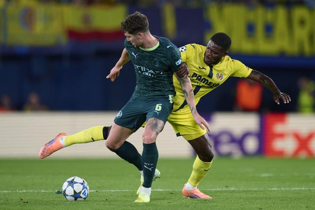 (251022) -- VILLARREAL, Oct. 22, 2025 (Xinhua) -- John Stones (L) of Manchester City vies with Thomas Partey of Villarreal CF during the Champions League football match between Manchester City and Villarreal CF in La Ceramica stadium, Villarreal, Spain, on October 21, 2025. (Xinhua/Stinger)