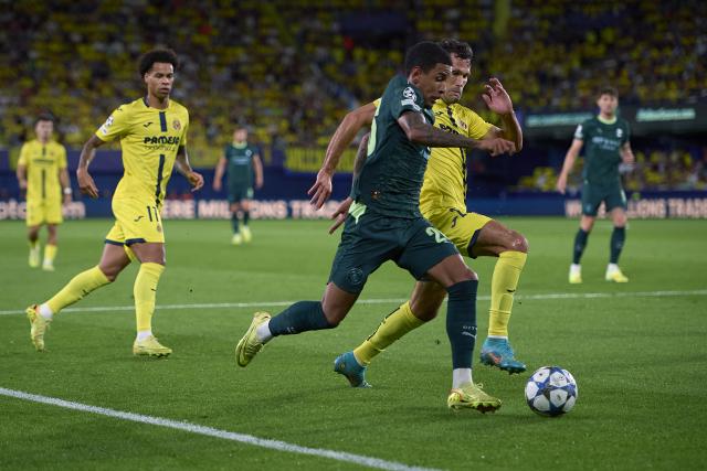 (251022) -- VILLARREAL, Oct. 22, 2025 (Xinhua) -- Savinho (front) of Manchester City vies with Alfonso Pedraza (R) of Villarreal CF during the Champions League football match between Manchester City and Villarreal CF in La Ceramica stadium, Villarreal, Spain, on October 21, 2025. (Xinhua/Stinger)