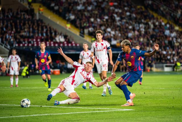 (251022) -- BARCELONA, Oct. 22, 2025 (Xinhua) -- Lamine Yamal (1st R) of FC Barcelona shoots during the Champions League football match between FC Barcelona and Olympiacos in Barcelona, Spain, Oct. 21, 2025. (Photo by Joan Gosa/Xinhua)