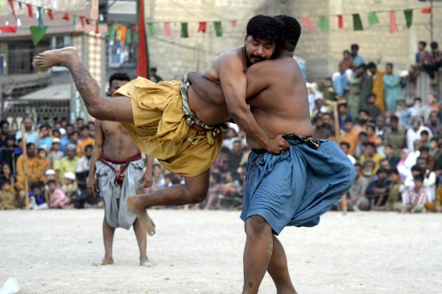 (251022) --  KARACHI, Oct. 22, 2025 (Xinhua) -- Wrestlers compete in a "Sindhi Malakhra" wrestling match in southern Pakistani port city of Karachi on Oct. 21, 2025. Sindhi Malakhra is an ancient form of wrestling that originated in Pakistan's Sindh region. (Str/Xinhua)
