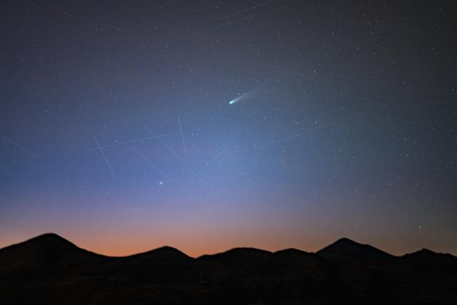 (251022) -- BEIJING, Oct. 22, 2025 (Xinhua) -- This photo taken in Daocheng County, southwest China's Sichuan Province, shows the comet C/2025 A6 in the sky on Oct. 19, 2025. (Photo by Dai Jianfeng/Xinhua)