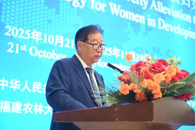 (251022) -- FUZHOU, Oct. 22, 2025 (Xinhua) -- Lin Zhanxi, a professor of Fujian Agriculture and Forestry University, speaks at the opening ceremony of the training course on poverty alleviation through Juncao technology for women in developing countries in Fuzhou, southeast China's Fujian Province, Oct. 21, 2025.
  More than 20 trainees from countries including South Africa, Egypt and Rwanda participate in the training course, which will last until Nov. 19. Originally developed and used for mushroom farming in China, Juncao is a hybrid grass and a valuable multifunctional agricultural resource. The innovation, invented by Lin Zhanxi in the 1980s, has benefited over 100 countries. (Xinhua/Lin Shanchuan)