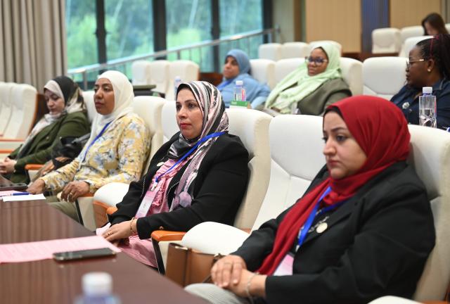 (251022) -- FUZHOU, Oct. 22, 2025 (Xinhua) -- Trainees attend the opening ceremony of the training course on poverty alleviation through Juncao technology for women in developing countries in Fuzhou, southeast China's Fujian Province, Oct. 21, 2025.
  More than 20 trainees from countries including South Africa, Egypt and Rwanda participate in the training course, which will last until Nov. 19. Originally developed and used for mushroom farming in China, Juncao is a hybrid grass and a valuable multifunctional agricultural resource. The innovation, invented by Lin Zhanxi from China's Fujian Agriculture and Forestry University in the 1980s, has benefited over 100 countries. (Xinhua/Lin Shanchuan)