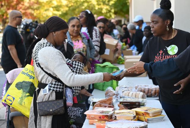 (251022) -- HYATTSVILLE, Oct. 22, 2025 (Xinhua) -- Federal employees and contractors receive food items during a free food distribution in Hyattsville, Maryland, the United States, on Oct. 21, 2025. Starting this week, the nonprofit Capital Area Food Bank started to provide special free food distributions to U.S. federal employees and contractors.
   Over the past weeks, the impact of the government shutdown has gradually become apparent. About 750,000 federal employees in so-called "non-essential" positions have been furloughed without pay, while hundreds of thousands in "essential" roles remain on the job -- also without pay.
   Against the backdrop of rising food prices and high mortgage costs, the inability to receive timely paychecks has placed significant financial pressure on many federal workers. (Xinhua/Li Rui)
