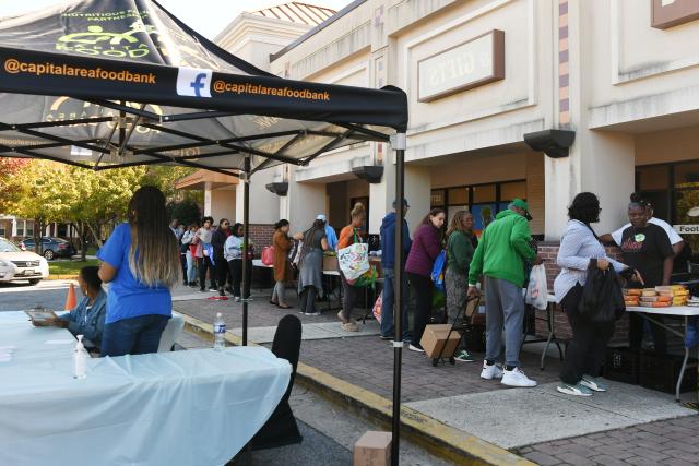 (251022) -- HYATTSVILLE, Oct. 22, 2025 (Xinhua) -- Federal employees and contractors receive food items during a free food distribution in Hyattsville, Maryland, the United States, on Oct. 21, 2025. Starting this week, the nonprofit Capital Area Food Bank started to provide special free food distributions to U.S. federal employees and contractors.
   Over the past weeks, the impact of the government shutdown has gradually become apparent. About 750,000 federal employees in so-called "non-essential" positions have been furloughed without pay, while hundreds of thousands in "essential" roles remain on the job -- also without pay.
   Against the backdrop of rising food prices and high mortgage costs, the inability to receive timely paychecks has placed significant financial pressure on many federal workers. (Xinhua/Li Rui)