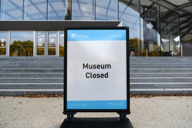 (251022) -- WASHINGTON, Oct. 22, 2025 (Xinhua) -- A notice of closure is seen at the entrance of the National Air and Space Museum in Washington, D.C., the United States, Oct. 21, 2025.
  The federal government shutdown entered its 21st day on Tuesday. (Xinhua/Li Rui)