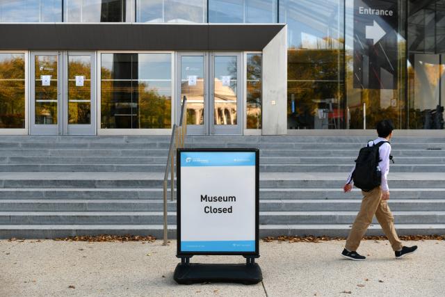(251022) -- WASHINGTON, Oct. 22, 2025 (Xinhua) -- A man walks past a notice of closure at the entrance of the National Air and Space Museum in Washington, D.C., the United States, Oct. 21, 2025.
  The federal government shutdown entered its 21st day on Tuesday. (Xinhua/Li Rui)