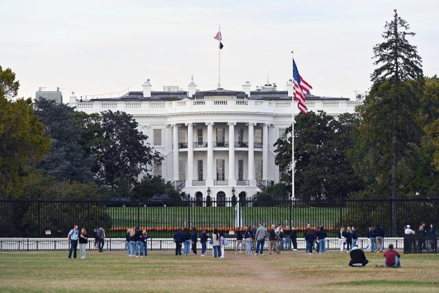 (251022) -- WASHINGTON, Oct. 22, 2025 (Xinhua) -- People spend their leisure time in front of the White House in Washington, D.C., the United States, Oct. 21, 2025.
  The federal government shutdown entered its 21st day on Tuesday. (Xinhua/Li Rui)