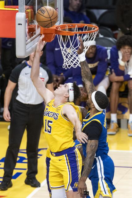(251022) -- LOS ANGELES, Oct. 22, 2025 (Xinhua) -- Los Angeles Lakers' Austin Reaves (L) goes to the basket during the 2025-2026 NBA regular season match between Los Angeles Lakers and Golden State Warriors in Los Angeles, the United States, Oct. 21, 2025. (Photo by Ringo Chiu/Xinhua)