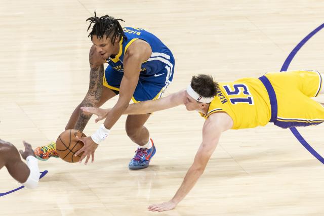 (251022) -- LOS ANGELES, Oct. 22, 2025 (Xinhua) -- Los Angeles Lakers' Austin Reaves (R) dives for the ball against Golden State Warriors' Will Richard during the 2025-2026 NBA regular season match between Los Angeles Lakers and Golden State Warriors in Los Angeles, the United States, Oct. 21, 2025. (Photo by Ringo Chiu/Xinhua)