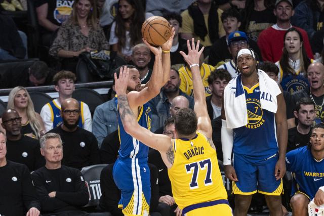 (251022) -- LOS ANGELES, Oct. 22, 2025 (Xinhua) -- Golden State Warriors' Stephen Curry (L) shoots during the 2025-2026 NBA regular season match between Los Angeles Lakers and Golden State Warriors in Los Angeles, the United States, Oct. 21, 2025. (Photo by Ringo Chiu/Xinhua)