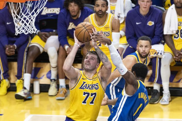 (251022) -- LOS ANGELES, Oct. 22, 2025 (Xinhua) -- Los Angeles Lakers' Luka Doncic (L) shoots during the 2025-2026 NBA regular season match between Los Angeles Lakers and Golden State Warriors in Los Angeles, the United States, Oct. 21, 2025. (Photo by Ringo Chiu/Xinhua)