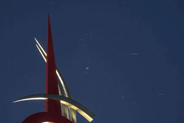 (251022) -- HARBIN, Oct. 22, 2025 (Xinhua) -- This photo taken on Oct. 21, 2025 shows the Orionid meteor shower in the sky over Qiqihar City, northeast China's Heilongjiang Province. (Photo by Wang Yonggang/Xinhua)