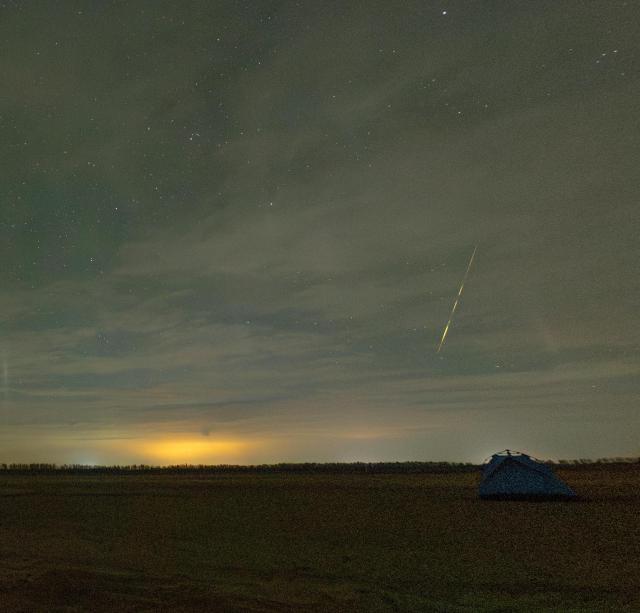 (251022) -- HARBIN, Oct. 22, 2025 (Xinhua) -- This photo taken on Oct. 21, 2025 shows the Orionid meteor shower in the sky over Huachuan County, northeast China's Heilongjiang Province. (Photo by Chen Zhiguo/Xinhua)