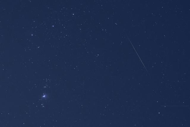 (251022) -- HARBIN, Oct. 22, 2025 (Xinhua) -- This photo taken on Oct. 21, 2025 shows the Orionid meteor shower in the sky over Qiqihar City, northeast China's Heilongjiang Province. (Photo by Wang Yonggang/Xinhua)