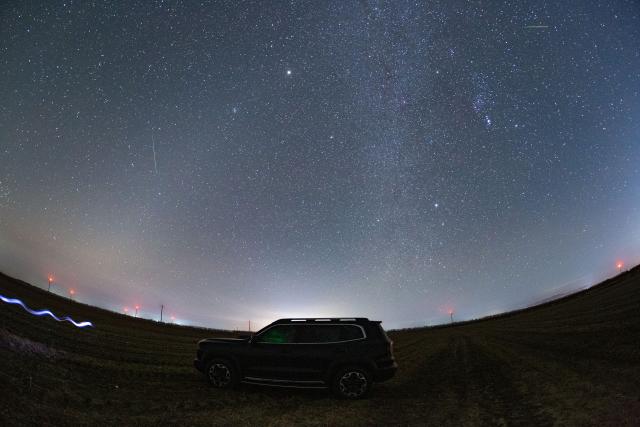(251022) -- HARBIN, Oct. 22, 2025 (Xinhua) -- This photo taken on Oct. 22, 2025 shows the Orionid meteor shower in the sky over Fujin City, northeast China's Heilongjiang Province. (Photo by Geng Xiqing/Xinhua)