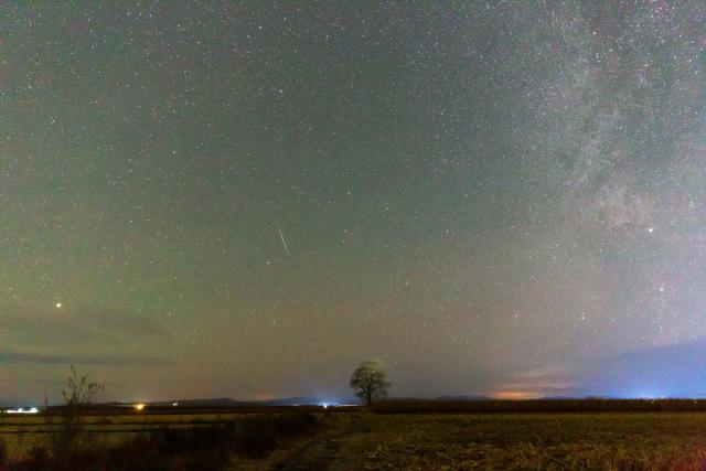 (251022) -- HARBIN, Oct. 22, 2025 (Xinhua) -- This photo taken on Oct. 22, 2025 shows the Orionid meteor shower in the sky over Tangyuan County, northeast China's Heilongjiang Province. (Photo by Zhu Zongqiang/Xinhua)