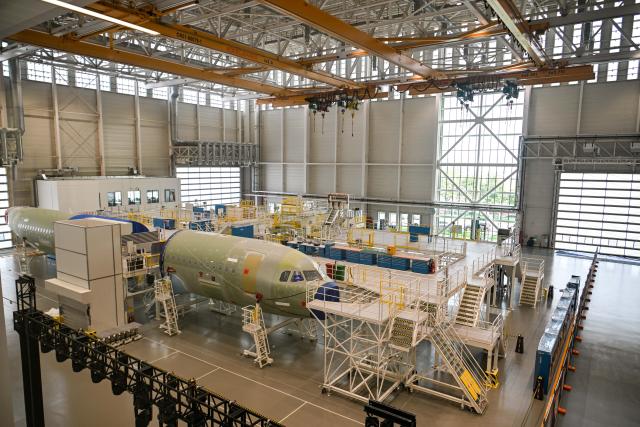 (251022) -- TIANJIN, Oct. 22, 2025 (Xinhua) -- This photo shows Airbus' second Final Assembly Line (FAL) for A320 family aircraft in Tianjin, north China, Oct. 22, 2025.
  Airbus on Wednesday inaugurated its latest Final Assembly Line (FAL) for A320 family aircraft in the northern Chinese port city of Tianjin, the second of its kind in both China and Asia as a whole. (Xinhua/Sun Fanyue)