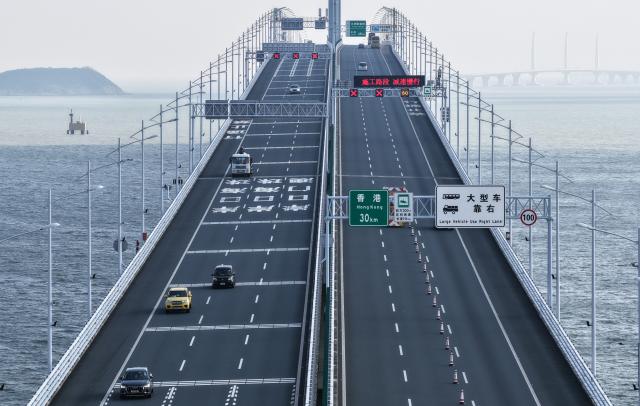 (251022) -- GUANGZHOU, Oct. 22, 2025 (Xinhua) -- An aerial drone photo taken on Oct. 19, 2025 shows vehicles running on the Hong Kong-Zhuhai-Macao Bridge in south China. More than 93.34 million inbound and outbound passenger trips had been recorded through the Zhuhai port of the Hong Kong-Zhuhai-Macao Bridge as of Wednesday, seven years after the bridge opened to traffic.
  According to the bridge's border inspection station, they handled 12.88 million passenger trips in 2019 and 860,000 vehicle trips that year. These numbers rose to 27 million and 5.55 million, respectively, in 2024 -- and have exceeded 25.1 million and 5.46 million, respectively, so far this year, up 17 and 25 percent year on year, respectively. (Xinhua/Deng Hua)