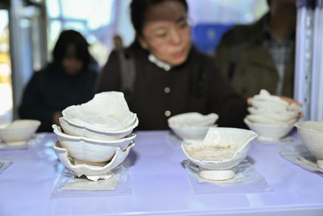 (251022) -- YINCHUAN, Oct. 22, 2025 (Xinhua) -- This photo shows samples of excavated white porcelain wares displayed at the cultural relics storage room of the archaeologist team working on the remnants of the Suyukou kiln, in Yinchuan, capital of northwest China's Ningxia Hui Autonomous Region, Oct. 13, 2025. Remnants of the Suyukou kiln were discovered in 2017 in Yinchuan, capital of Ningxia, and cover an area of roughly 40,000 square meters.
   From 2021 to 2025, archaeologists from the Ningxia Institute of Cultural Relics and Archaeology and Fudan University found remnants of workshops featuring eight furnaces, as well as pits where workers used to mine porcelain clay, coal, quartz, lime and other raw materials and fuels, which were needed to make porcelain. 
   The Suyukou site is believed to be the earliest Western Xia Dynasty kiln site found to date in China. Judging from its production scale and saggars marked with the character guan, which literally means official, archaeologists believe that the Suyukou kiln was an official kiln producing bowls, cups, plates and other daily utensils -- mainly for the royal family during the Western Xia Dynasty (1038-1227). (Xinhua/Li He)