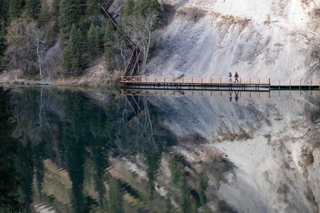(251022) -- ALMATY, Oct. 22, 2025 (Xinhua) -- Tourists visit the Kolsai Lakes National Park in Almaty Region, Kazakhstan, on Oct. 21, 2025. (Xinhua/Li Renzi)