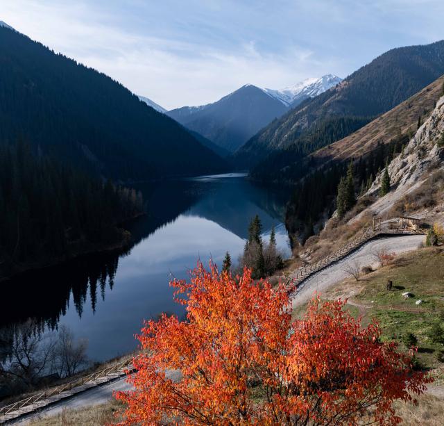 (251022) -- ALMATY, Oct. 22, 2025 (Xinhua) -- This drone photo taken on Oct. 21, 2025 shows a view of the Kolsai Lakes National Park in Almaty Region, Kazakhstan. (Xinhua/Li Renzi)