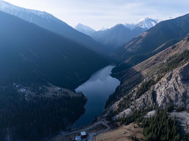 (251022) -- ALMATY, Oct. 22, 2025 (Xinhua) -- This drone photo taken on Oct. 21, 2025 shows a view of the Kolsai Lakes National Park in Almaty Region, Kazakhstan. (Xinhua/Li Renzi)