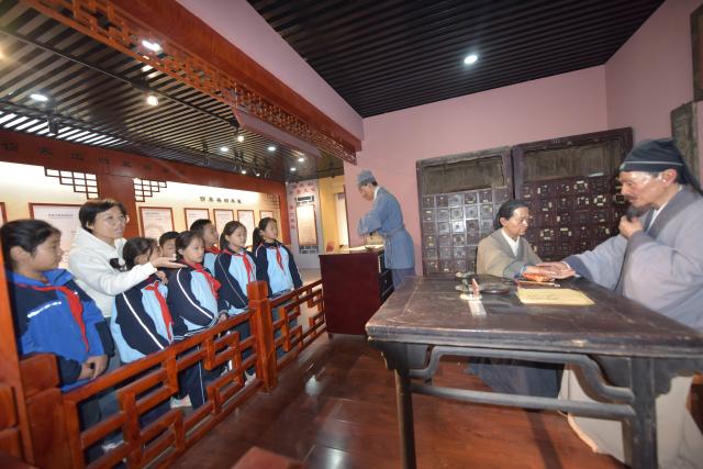 (251022) -- BEIJING, Oct. 22, 2025 (Xinhua) -- A teacher introduces knowledge of traditional Chinese medicine (TCM) to students in Liaocheng City, east China's Shandong Province, Oct. 21, 2025. Lessons on TCM were introduced in various ways across the country to welcome the annual World Traditional Medicine Day which falls on Oct. 22. (Photo by Zhao Yuguo/Xinhua)