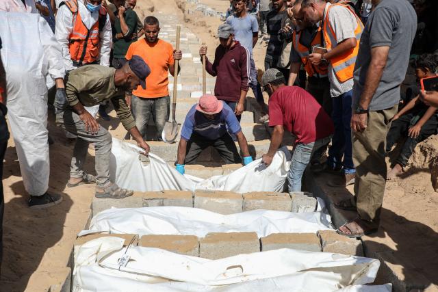 (251022) -- GAZA, Oct. 22, 2025 (Xinhua) -- This photo taken on Oct. 22, 2025 shows the burial of the unidentified bodies of Palestinians in Deir al-Balah, central Gaza Strip. (Photo by Rizek Abdeljawad/Xinhua)