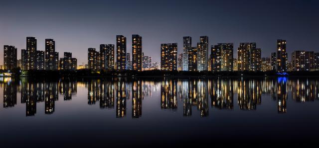 (251022) -- WUHAN, Oct. 22, 2025 (Xinhua) -- This photo taken on Oct. 22, 2025 shows the night view of Donghu Lake in Wuhan, central China's Hubei Province. (Xinhua/Shen Hongbing)