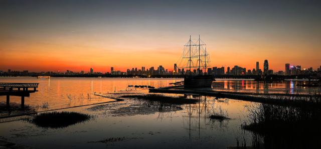 (251022) -- WUHAN, Oct. 22, 2025 (Xinhua) -- This photo taken on Oct. 22, 2025 shows Donghu Lake at sunset in Wuhan, central China's Hubei Province. (Xinhua/Shen Hongbing)