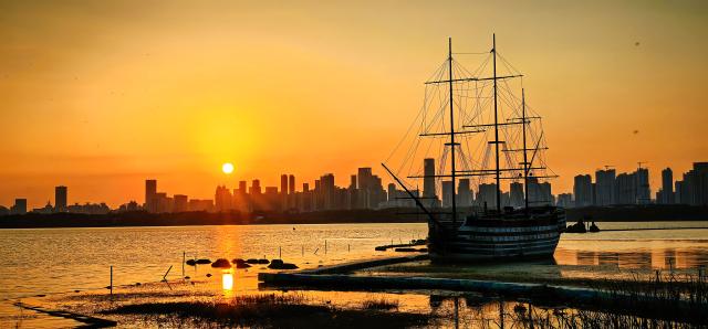 (251022) -- WUHAN, Oct. 22, 2025 (Xinhua) -- This photo taken on Oct. 22, 2025 shows Donghu Lake at sunset in Wuhan, central China's Hubei Province. (Xinhua/Shen Hongbing)