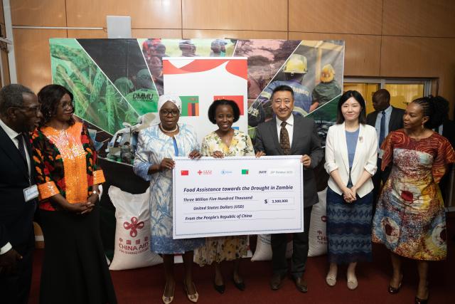 (251022) -- LUSAKA, Oct. 22, 2025 (Xinhua) -- Zambian Vice President Mutale Nalumango (3rd L) and Chinese Ambassador to Zambia Han Jing (3rd R) attend the launch ceremony of the Zambia Food Aid Project in Lusaka, Zambia, Oct. 20, 2025. The launch ceremony of the Zambia Food Aid Project, funded by China through the Global Development and South-South Cooperation Fund in partnership with the United Nations World Food Program (WFP), was held in Lusaka, Zambia's capital, on Monday.
TO GO WITH "China donates 3.5 mln USD for food relief program in Zambia" (Xinhua/Peng Lijun)