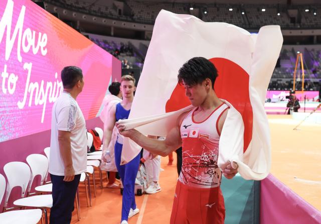 (251022) -- JAKARTA, Oct. 22, 2025 (Xinhua) -- Gold medalist Hashimoto Daiki (front) of Japan celebrates after the Men's All-Round Final at the 53rd FIG Artistic Gymnastics World Championships in Jakarta, Indonesia, on Oct. 22, 2025. (Xinhua/Bai Xuefei)