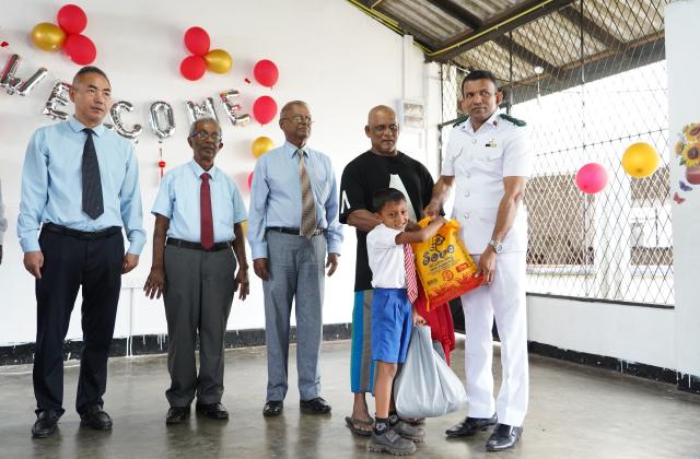 (251022) -- COLOMBO, Oct. 22, 2025 (Xinhua) -- A student from Mihindu Road Sinhala School (2nd R) is awarded scholarship provided by the Amity Foundation, a Chinese-based charity group, in Colombo, Sri Lanka, Oct. 22, 2025. TO GO WITH "53 Sri Lankan students awarded scholarship from Chinese charity" (Xinhua/Chen Dongshu)