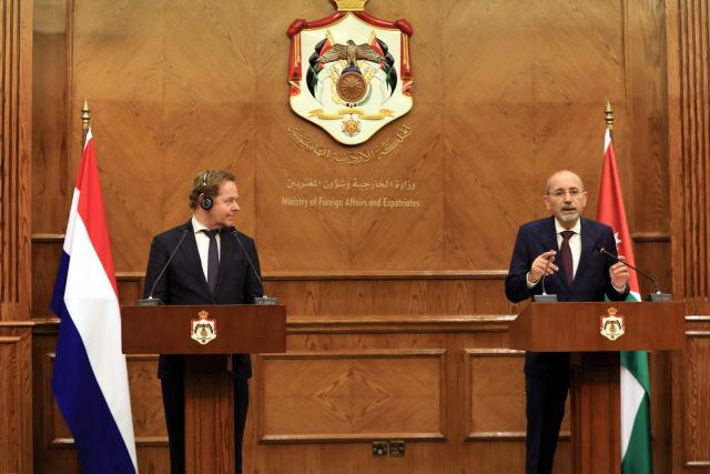 (251022) -- AMMAN, Oct. 22, 2025 (Xinhua) -- Jordanian Deputy Prime Minister and Foreign Minister Ayman Safadi (R) holds a joint press conference with visiting Dutch Foreign Minister David van Weel in Amman, Jordan, Oct. 22, 2025. Advancing to the second phase of the Gaza ceasefire is a key priority, Jordanian Deputy Prime Minister and Foreign Minister Ayman Safadi said on Wednesday during talks with Dutch Foreign Minister David van Weel in Amman, according to a Foreign Ministry statement. (photo by Mohammad Abu Ghosh/Xinhua)