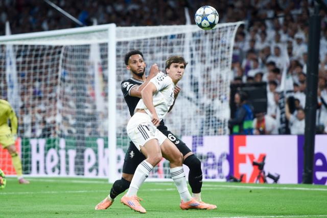 (251023) -- MADRID, Oct. 23, 2025 (Xinhua) -- Gonzalo Garcia (R) of Real Madrid vies with Lloyd Kelly of Juventus during the UEFA Champions League football match between Real Madrid and Juventus, at Santiago Bernabeu Stadium, Madrid, Spain, on Oct. 22, 2025. (Photo by  Gustavo Valiente/Xinhua)