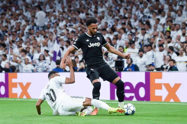 (251023) -- MADRID, Oct. 23, 2025 (Xinhua) -- Kylian Mbappe (L) of Real Madrid vies with Lloyd Kelly of Juventus during the UEFA Champions League football match between Real Madrid and Juventus, at Santiago Bernabeu Stadium, Madrid, Spain, on Oct. 22, 2025. (Photo by  Gustavo Valiente/Xinhua)