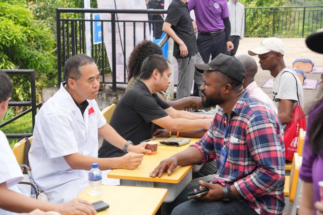 (251023) -- FREETOWN, Oct. 23, 2025 (Xinhua) -- Members of the 26th batch of the Chinese medical team to Sierra Leone offer free consultations for local people during a cultural exchange and free clinic services event in Freetown, Sierra Leone, Oct. 22, 2025. The 26th batch of the Chinese medical team to Sierra Leone collaborated with the Confucius Institute at the University of Sierra Leone to host a cultural exchange event on Wednesday to promote traditional medicine.
   TO GO WITH "(Special for CAFS) Chinese medical team spreads traditional medicine knowledge in Sierra Leone" (The 26th batch of the Chinese medical team to Sierra Leone/Handout via Xinhua)