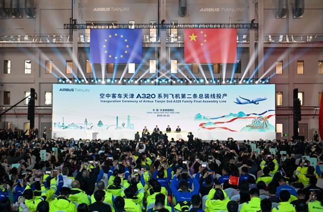 (251023) -- BEIJING, Oct. 23, 2025 (Xinhua) -- This photo shows the inauguration ceremony of Airbus' second Final Assembly Line (FAL) for A320 family aircraft in Tianjin, north China, Oct. 22, 2025.
  Airbus on Wednesday inaugurated its latest Final Assembly Line (FAL) for A320 family aircraft in the northern Chinese port city of Tianjin, the second of its kind in both China and Asia as a whole. (Xinhua/Sun Fanyue)