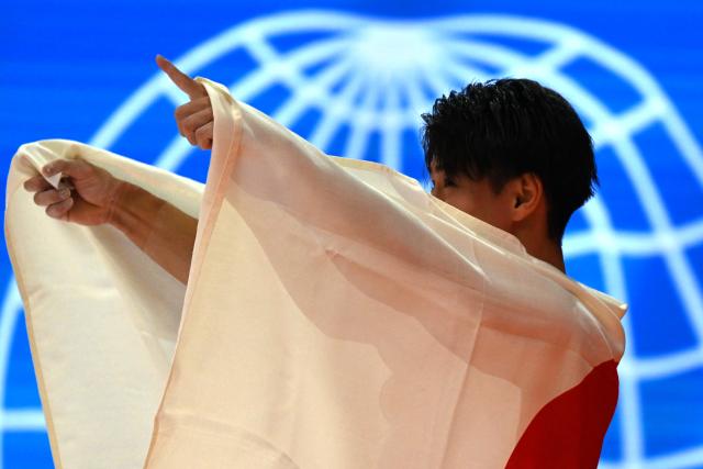 (251023) -- JAKARTA, Oct. 23, 2025 (Xinhua) -- Hashimoto Daiki of Japan celebrates after competing on the horizontal bar during the Men's All-Around Final of the 53rd FIG World Artistic Gymnastics Championships at Indonesia Arena Stadium in Jakarta, Indonesia, Oct. 22, 2025. (Xinhua/Agung Kuncahya B.)