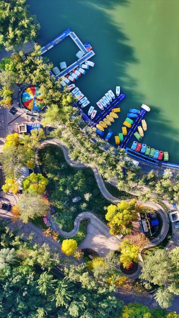(251023) -- YINCHUAN, Oct. 23, 2025 (Xinhua) -- An aerial drone photo taken on Oct. 13, 2025 shows the autumn scenery of Haibao Park in Yinchuan, northwest China's Ningxia Hui Autonomous Region. (Photo by Li Jing/Xinhua)